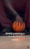 直观的来看一下奥尼尔的手有多大！ 就像普通人玩小孩皮球一样...